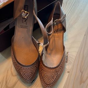 Pikolonos “Safari” sizes 41 new inbox with tags. Never worn. color nude.